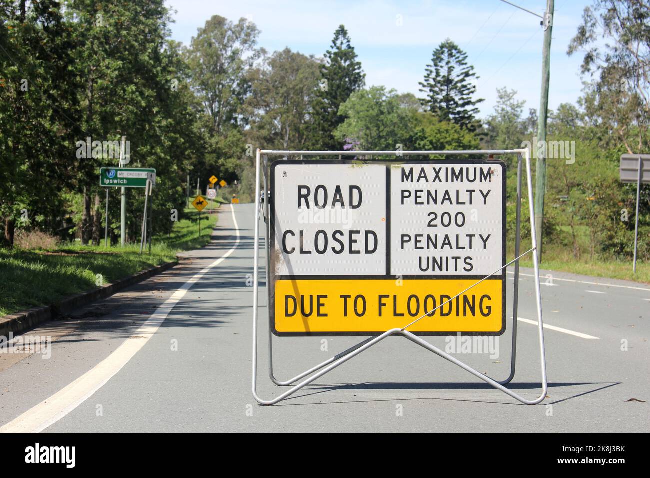 Straßensperrschilder auf der Mt. Crosby Road aufgrund von Überschwemmungen in Brisbane, Region Ipswich, Oktober 2022 Stockfoto