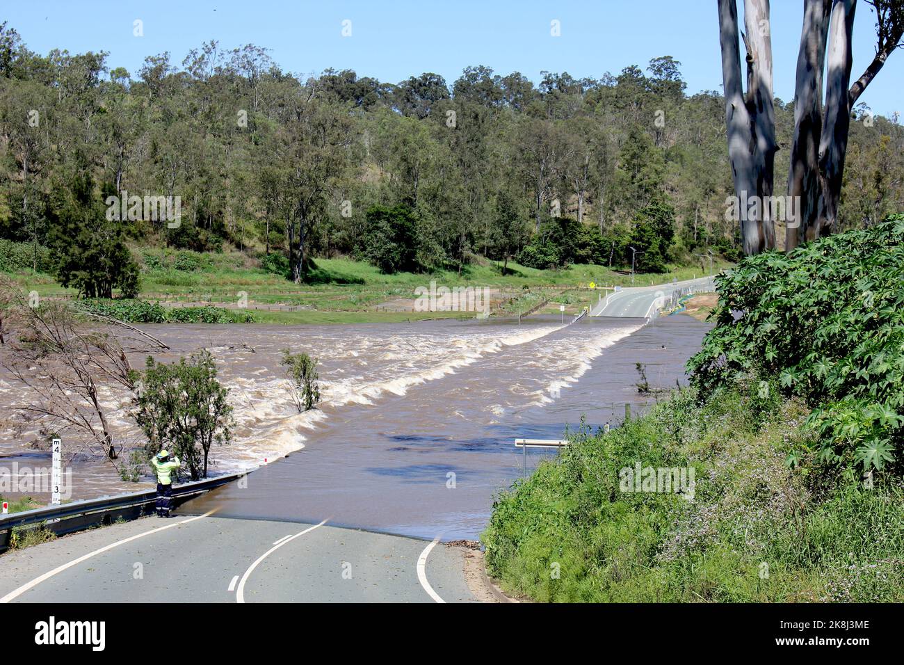 Überschwemmungen an Mount Crosby Road Colleges Crossing, Brisbane River, Queensland, Australien Stockfoto