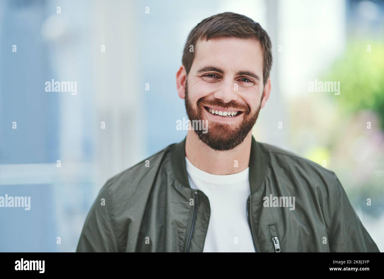 Harte Arbeit macht ein Unternehmen zum Erfolg. Porträt eines jungen Designers in einem Büro. Stockfoto