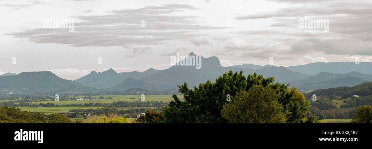 Panoramablick auf das Hinterland von Byron Bay während der Herbstsaison. Stockfoto