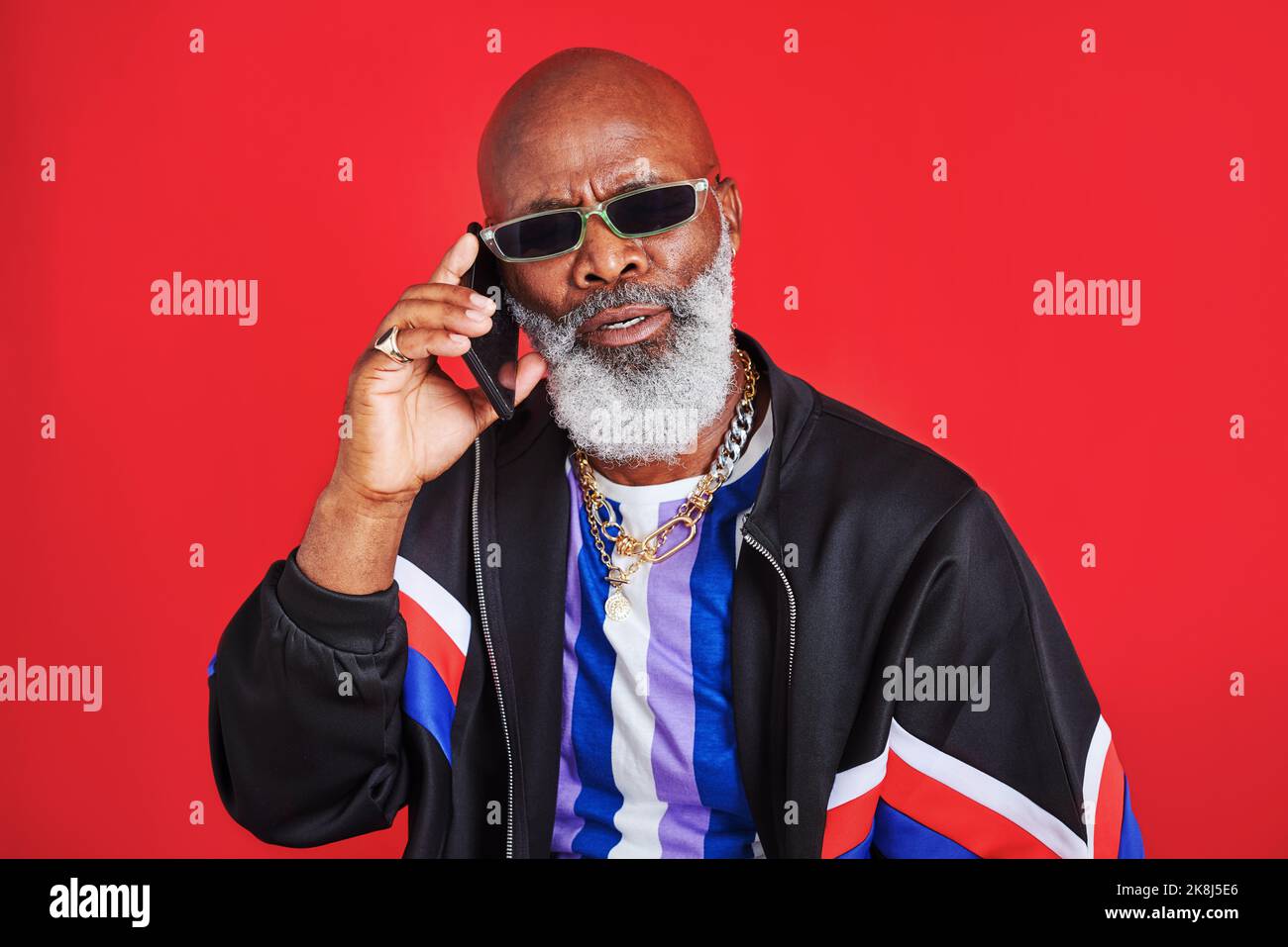 Was für ein Anruf. Studioaufnahme eines im Retro-Stil gekleideten Mannes, der auf dem Handy spricht. Stockfoto