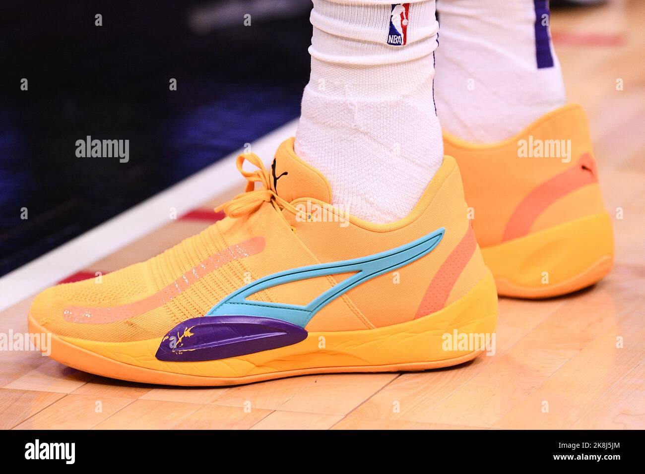 LOS ANGELES CA 23. OKTOBER Phoenix Suns Center DeAndre Ayton 22 Sneakers vor einem NBA Spiel zwischen den Phoenix Suns und den Los Angeles Clippers am 23. Oktober 2022 in der Crypto