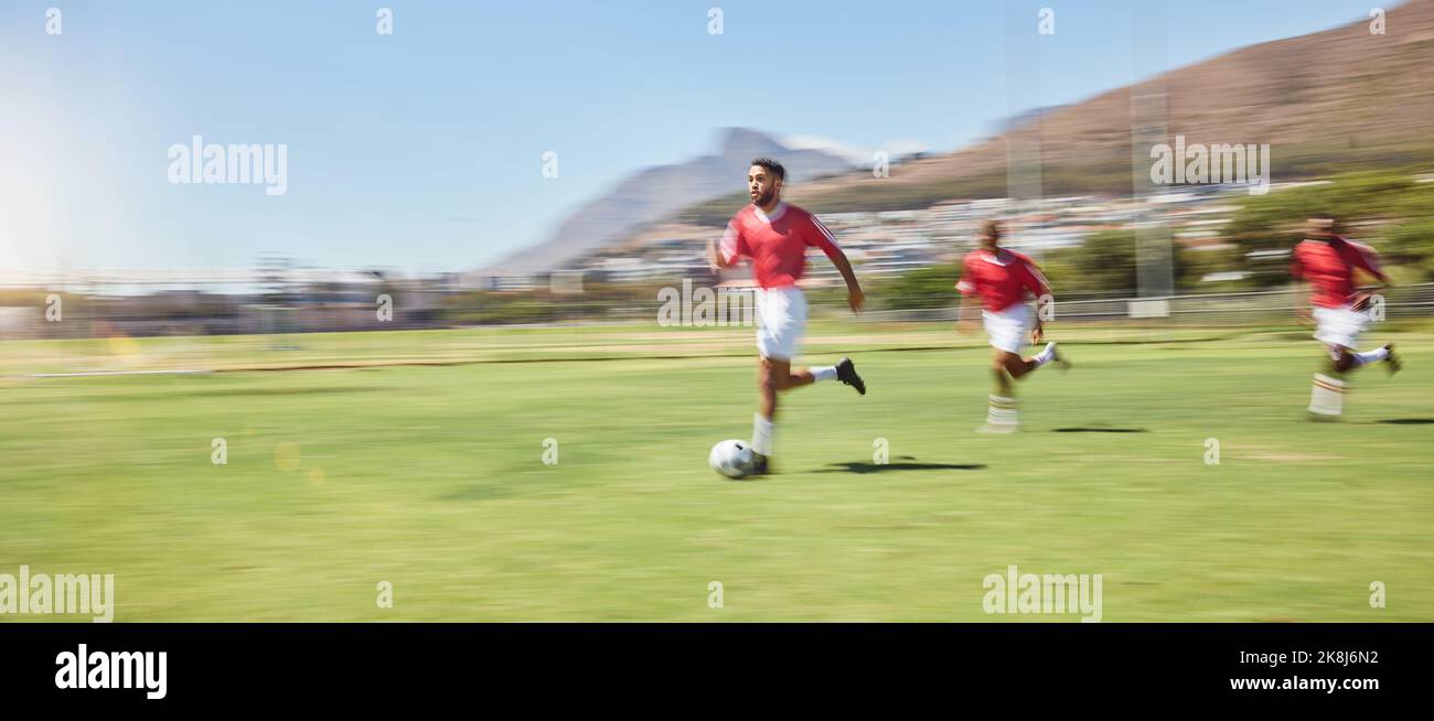 Sport-, Jugend-Entwicklung und Fußballspieler laufen auf dem Feld mit Ball für Spiel, Tore und gewinnen. Fußball, Teamarbeit und ein Trainingsspiel auf dem Stockfoto