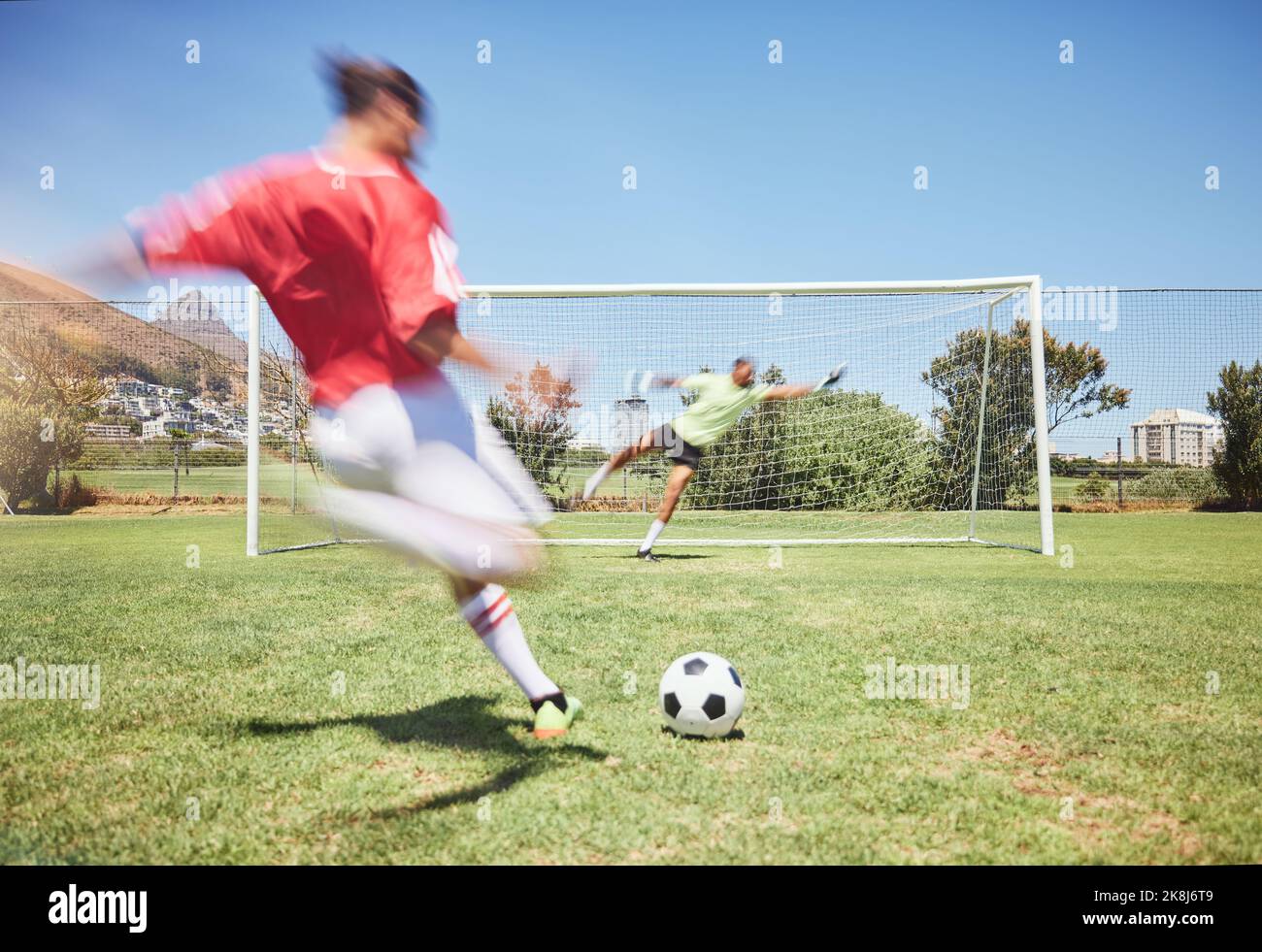 Fußball, Tore und Kick mit Mann auf dem Feld und Training für Sport, Fitness und Spiele Wettbewerb. Fußballspieler, Ziel oder Aktion mit Mann und Stockfoto