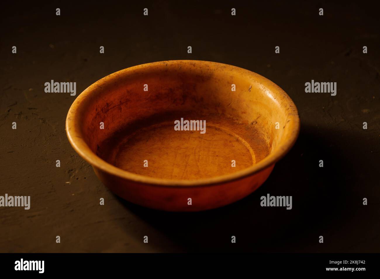 Leere Schüssel auf dunklem Hintergrund mit Kopierplatz Stockfoto