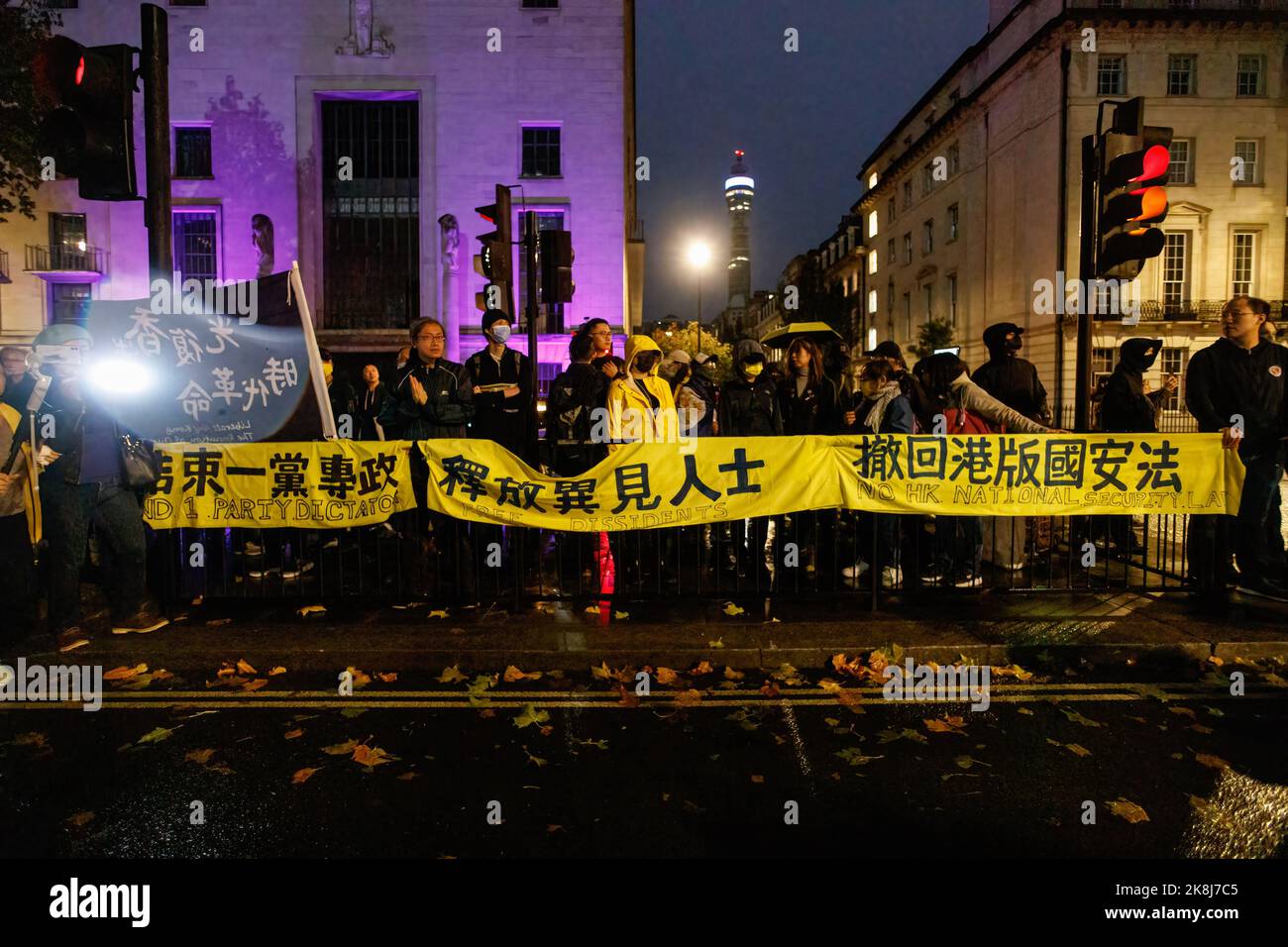 Demonstranten hielten während einer Versammlung der Kommunistischen Partei Chinas in London ein Transparent mit der Aufschrift „ein Parteidiktator, freie Dissidenten, kein nationales Sicherheitsgesetz Hongkongs beenden“ vor der chinesischen Botschaft. Hunderte von Menschen marschierten unter einem Regensturm von der Downing Street über Chinatown zur chinesischen Botschaft in London, um gegen den Angriffsvorfall zu protestieren, bei dem ein Hongkonger Protestler Bob Chan, Man sah, wie sie am 17. Oktober 2022 auf dem Gelände eines chinesischen Konsulats in Manchester von Mitarbeitern geschlagen wurde. (Foto von May James/SOPA Images/Sipa USA) Stockfoto