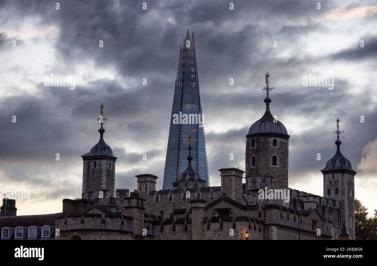 Historisches Backsteingebäude, Tower of London, in einer modernen Stadt bei dramatischem Sonnenuntergang. Stockfoto