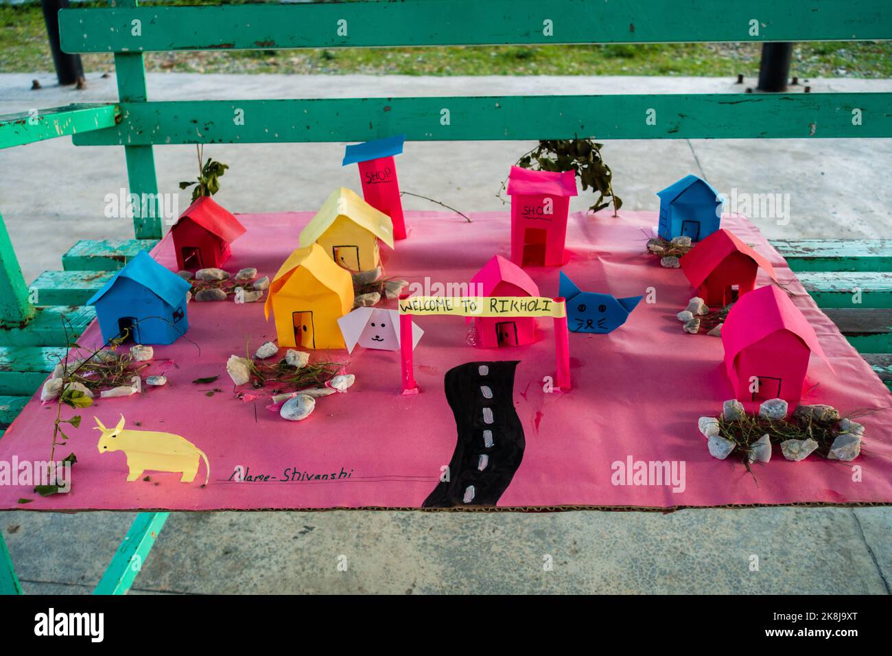 Juli 3. 2021 Uttarakhand Indien. Kleine bunte Pappmodelle in verschiedenen Formen von Kindergartenkindern als Schulprojekt. Stockfoto