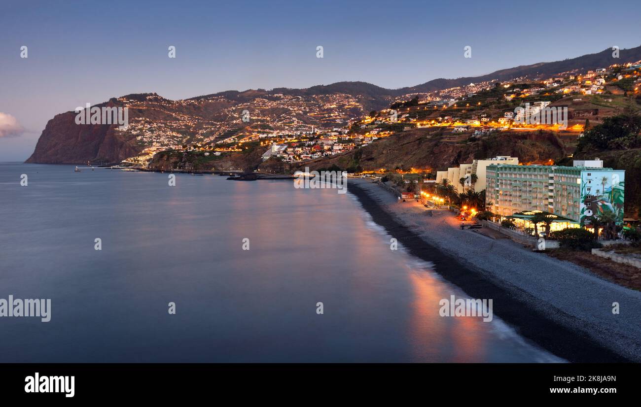 Funchal Stadt bei Nacht in der Nähe des Strandes Praia Formosa, Madeira - Portugal Stockfoto