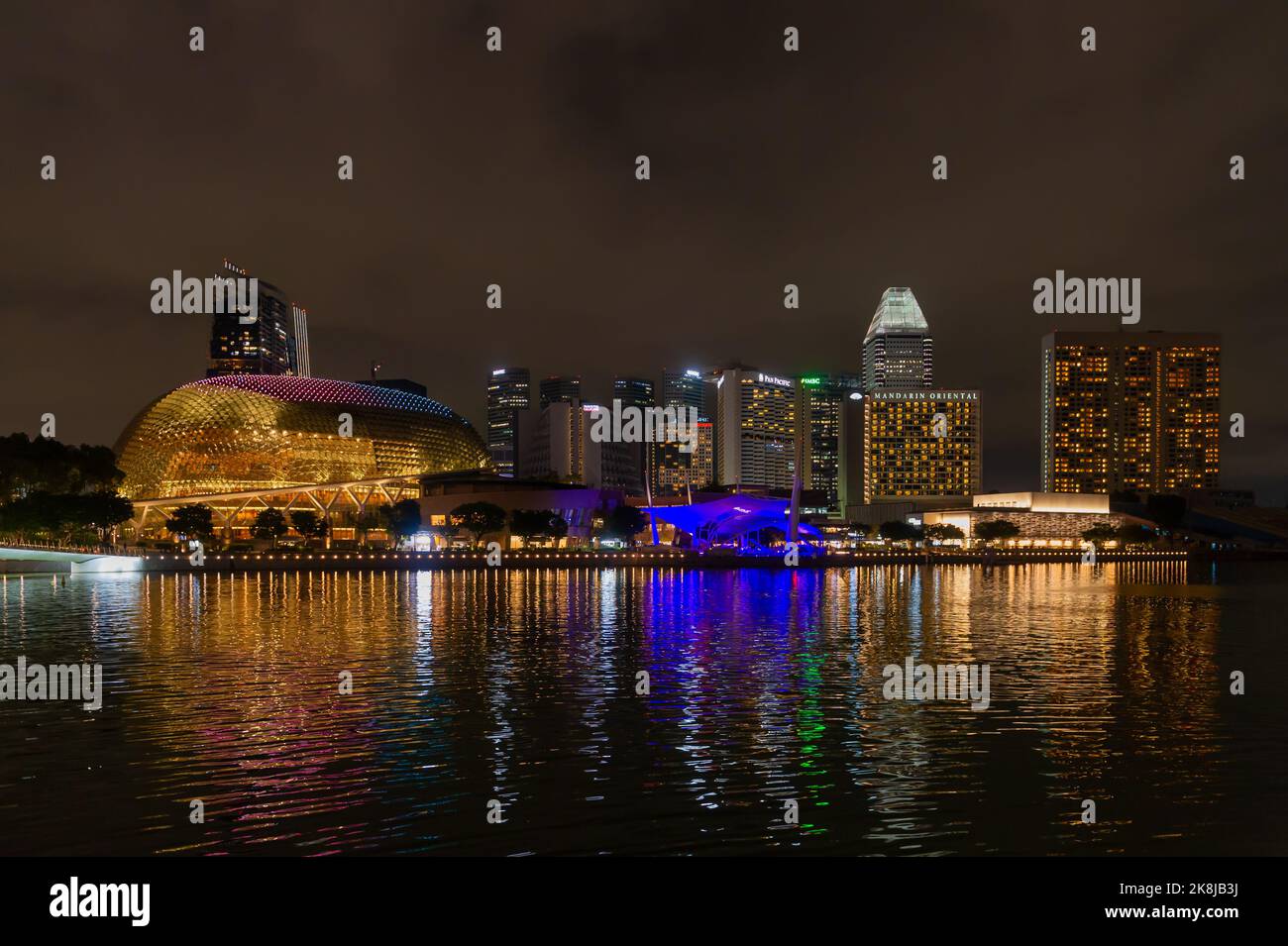 Das Esplanade Theatre, das Mandarin Oriental und Pan Pacific bei Nacht über die Marina Bay Stockfoto