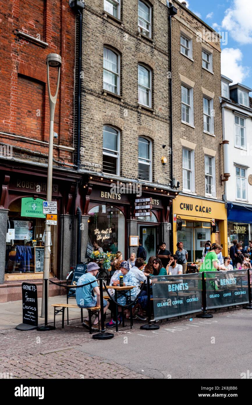 Ein Blick auf die Kings Parade, Cambridge, Großbritannien, zeigt viele Touristen, die im Benets Cafe essen und trinken. Stockfoto