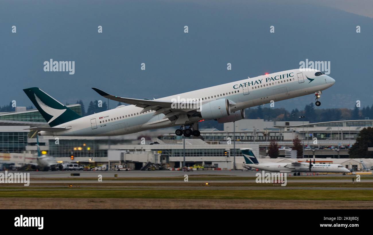Richmond, British Columbia, Kanada. 23. Oktober 2022. Ein Cathay Pacific Airways Airbus A350-900 Jetliner (B-LRB), der bei Abfahrt in der Dämmerung vom internationalen Flughafen Vancouver aus in Luft fliegt. (Bild: © Bayne Stanley/ZUMA Press Wire) Stockfoto