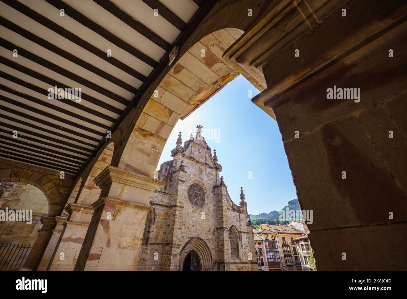 Blick auf die Kirche San Severino vom Hafen des Rathauses von Balmaseda in Euskadi, Spanien Stockfoto