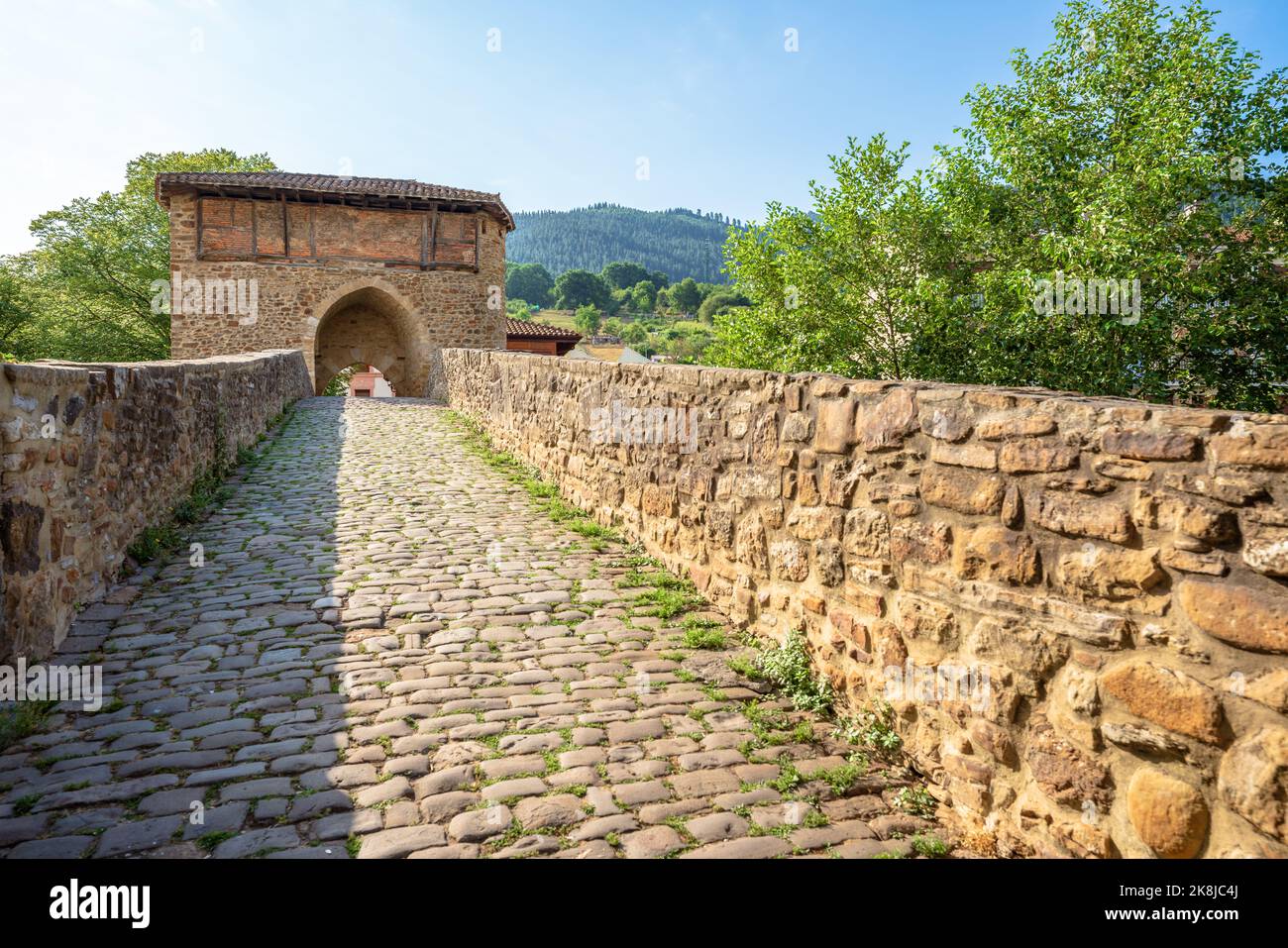 Mittelalterliche alte Brücke in Balmaseda, Euskadi, Spanien Stockfoto