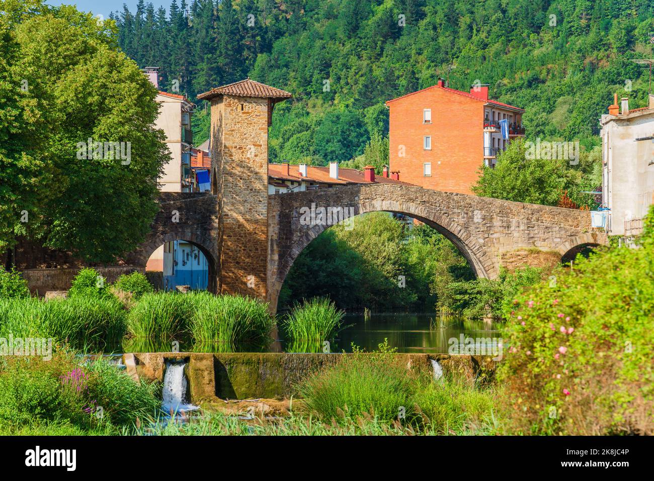 Malerischer Blick auf einen Fluss mit einer alten Steinbrücke. Puente Viejo, Balmaseda, Spanien Stockfoto