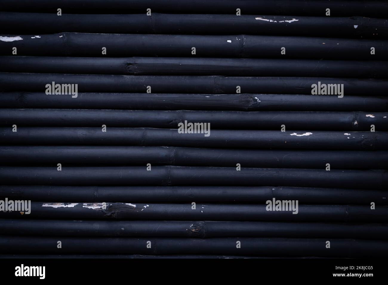 Schwarzer Bambus aus Holz horizontal für Hintergrundtextur. Stockfoto