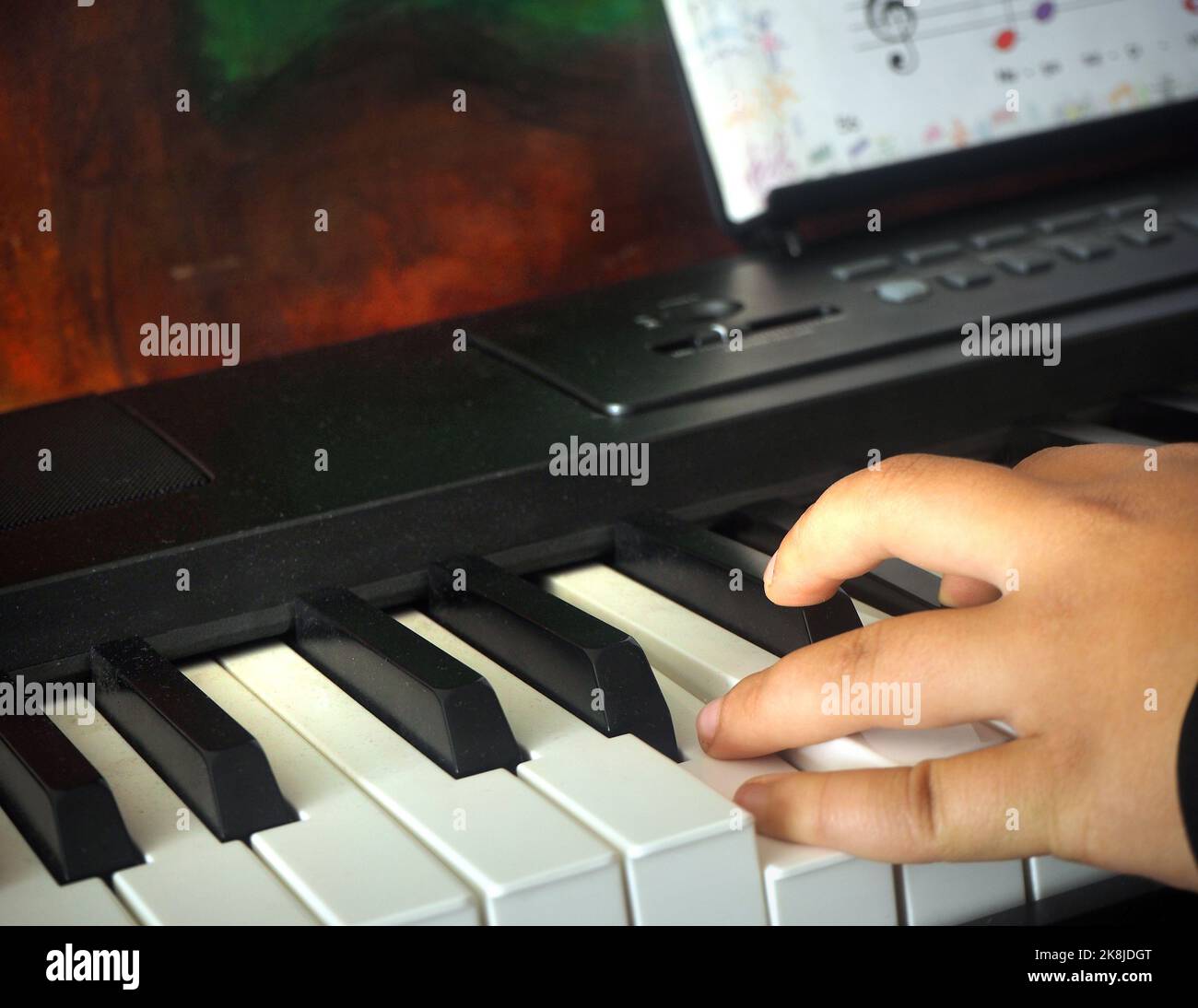 Ein Pianist spielt Klavier. Die Finger von jemandem, der Klavierunterricht nimmt. Stockfoto