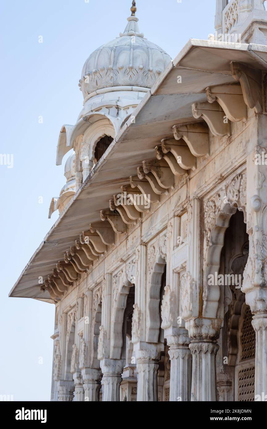 Isolierte vintage weißen Marmorsäulen künstlerischen Design aus flachen Winkel Bild ist in jaswant thada jodhpur rajasthan indien am 22 2022. Oktober aufgenommen. Stockfoto