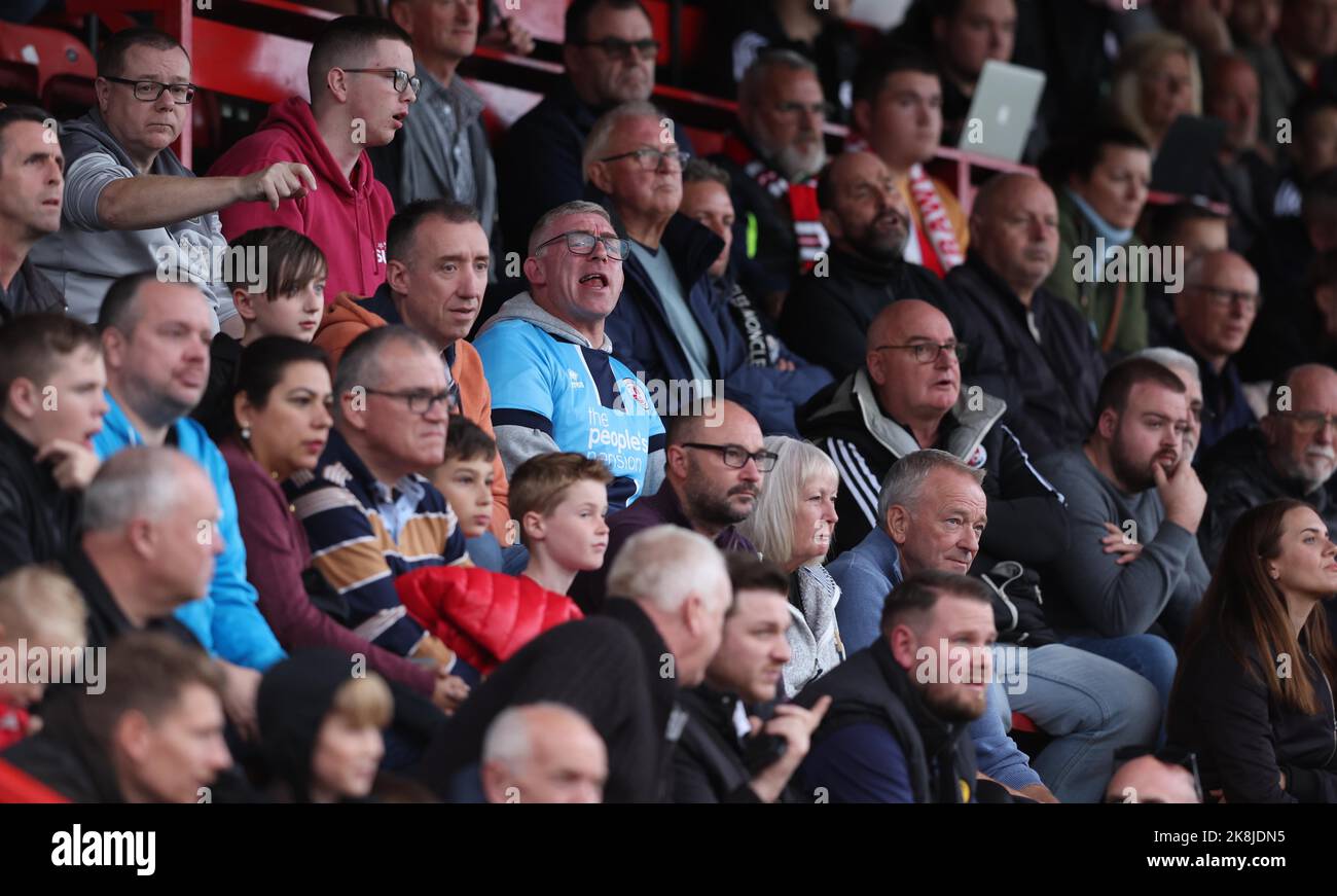 Fans feiern nach dem Sieg beim zweiten Spiel der EFL League zwischen Crawley Town und Mansfield Town im Broadfield Stadium in Crawley. 22. Oktober 2022 Stockfoto