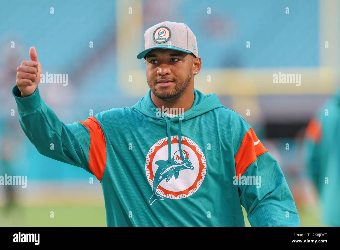 Sonntag, 23. Oktober 2022; Miami Gardens, FL USA; Miami Dolphins Quarterback Tua Tagovailoa (1) gab die Daumen nach oben während des Vorspiels Warmups vor an Stockfoto