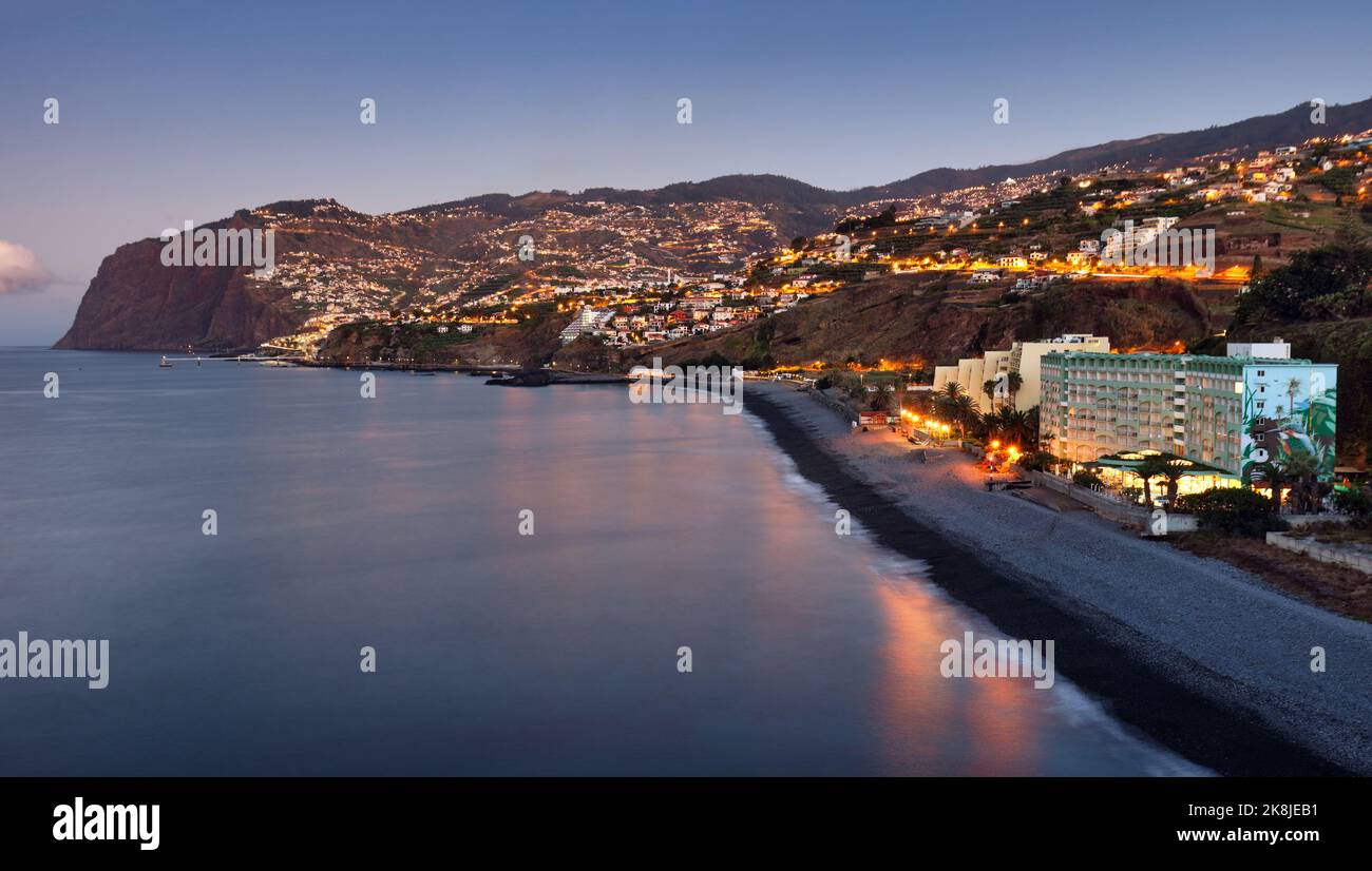 Funchal Stadt bei Nacht in der Nähe des Strandes Praia Formosa, Madeira - Portugal Stockfoto