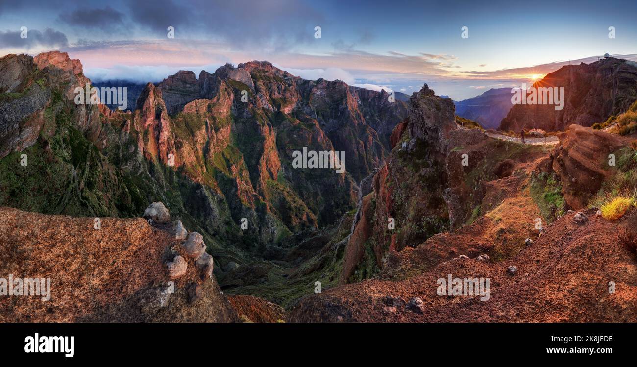 Berglandschaftspanorama bei Sonnenaufgang auf der Insel Madeira, Portugal Stockfoto