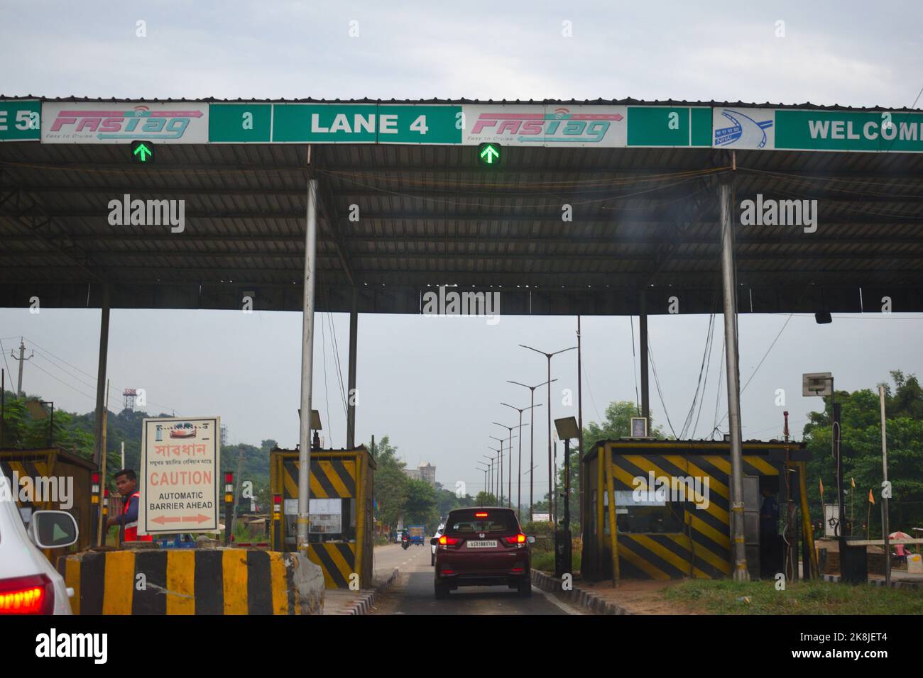 Fahrzeug, das durch die Mautstelle von Nazirakahat (Sonapur) in Richtung Upper assam am am National Highway 37 fährt. Stockfoto