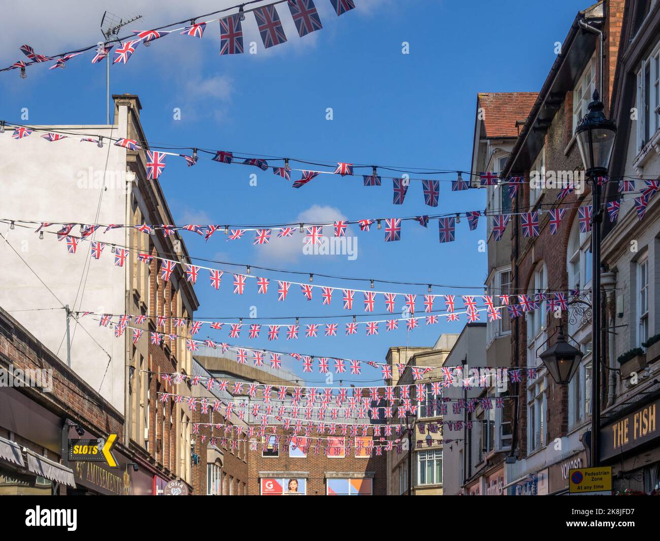 Blick über die Dächer der Gebäude in Fish Street, Stadtzentrum, Northampton, Großbritannien; mit Union Jack-Flying dazwischen. Stockfoto