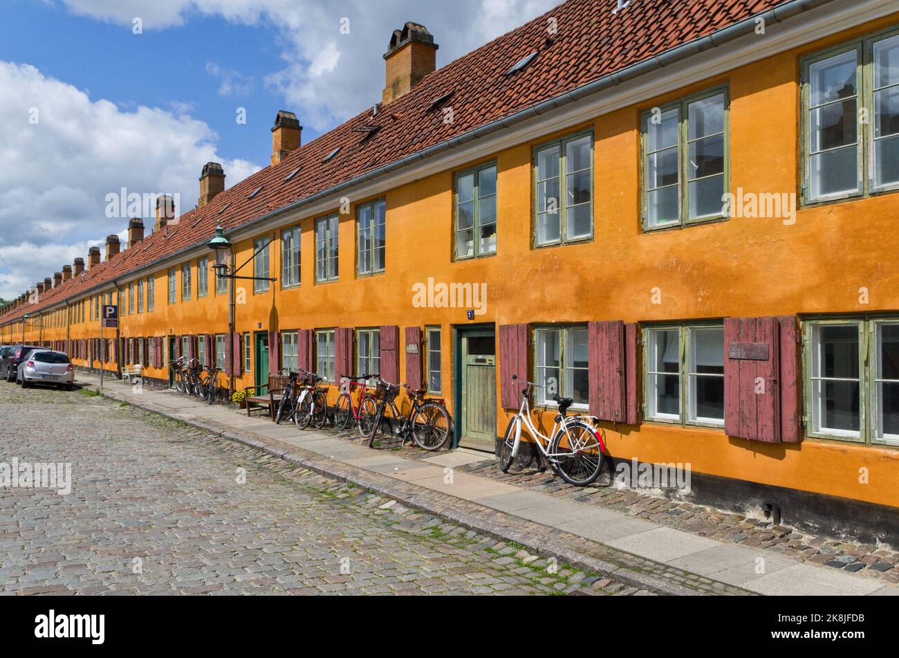 Markante gelbe Reihenhäuser im Stadtteil Nyboder von Kopenhagen, Dänemark, Europa Stockfoto