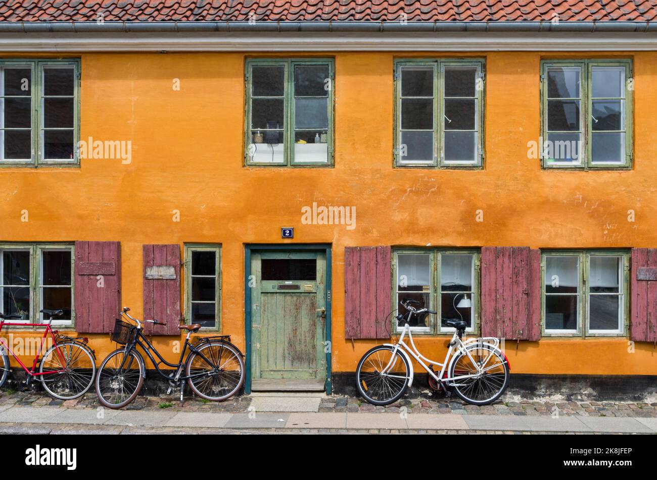Markante gelbe Reihenhäuser im Stadtteil Nyboder von Kopenhagen, Dänemark, Europa Stockfoto