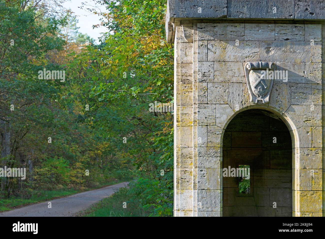 Wachhaus mit Straße nach Carinhall, Deutschland Stockfoto