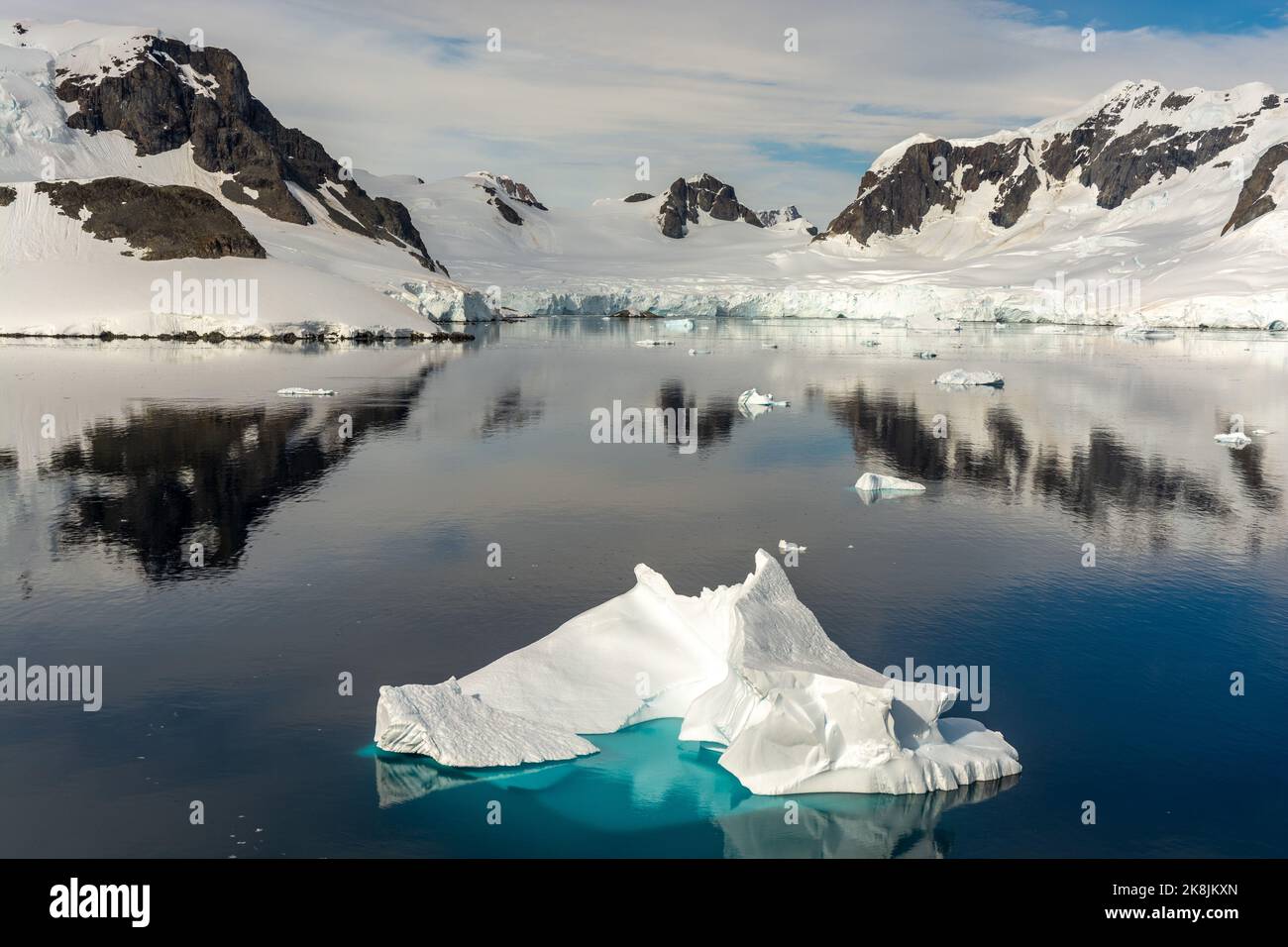 Eisberge in stillen Gewässern des Paradieshafens (Bucht) gegenüber der alvaro Bucht auf der bryde Insel. antarktische Halbinsel. antarktis Stockfoto