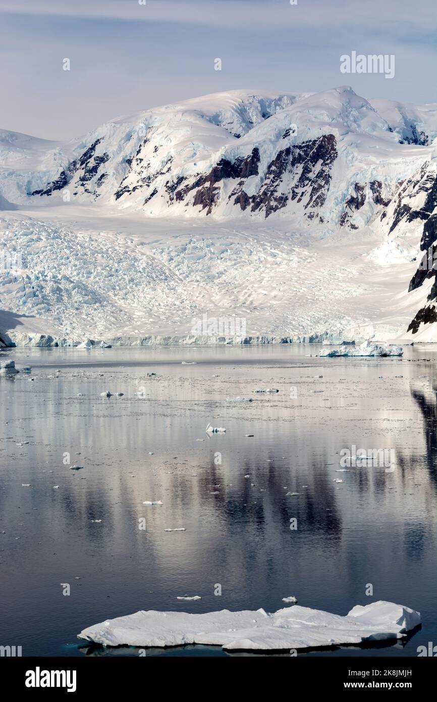gletscher fließt in den paradiesischen Hafen (Bucht). danco Küste. antarktische Halbinsel. antarktis Stockfoto
