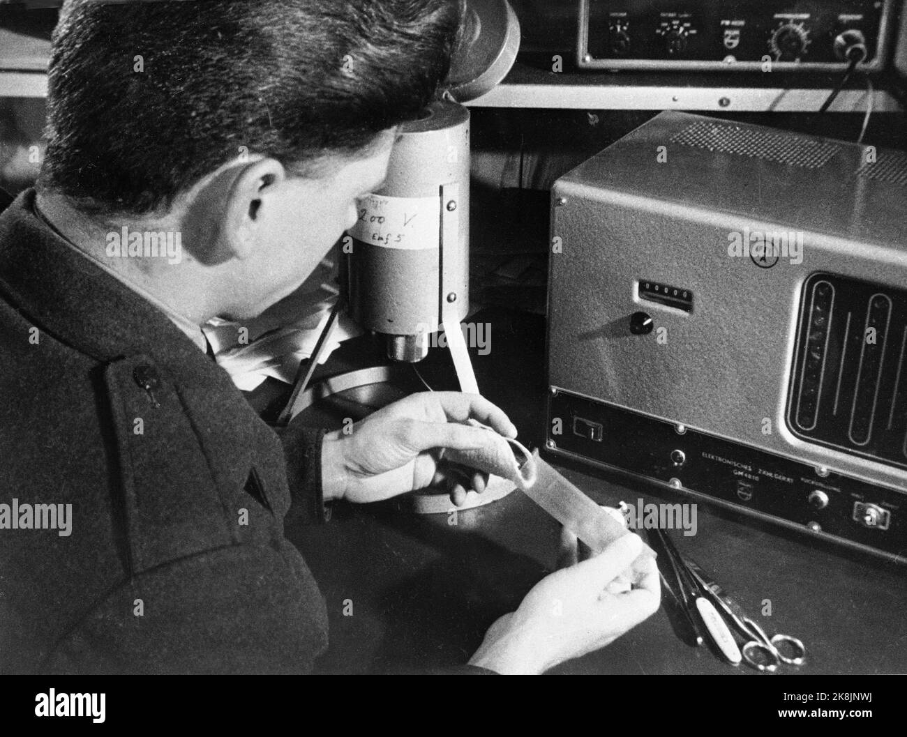 Keller 19610905 Arbeiten zur Messung radioaktiver Fallouts in Norwegen nach Testexplosionen von Atombomben in der Sowjetunion: Eine mit Flugzeugen heruntergebrachte Filterprobe wird mit einem Intensitätsmesser an der Messstation des Defense Research Institute in Kjeller analysiert. Foto: NTB Archive / NTB Stockfoto