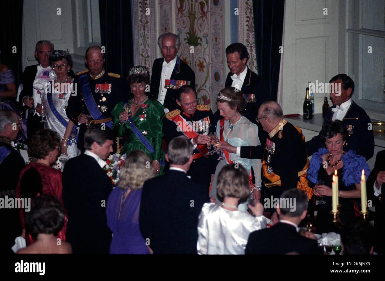 Oslo 2. Mai 1990. König Olav hat Großherzog Jean von Luxemburg und Großherzogin Josephine Charlotte zu Besuch. Hier von der Burg, wo eine bessere Mahlzeit während eines Galadinners verzehrt wird. Hier wird es geröstet. Foto: Bjørn Sigurdsøn / NTB / NTB Bild # 2 von 6. Stockfoto