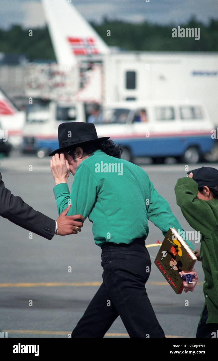 Oslo 19920714. Michael Jackson kommt nach Norwegen, um ein Konzert im Valle Hovin zu geben. Hier ist er am Flughafen Fornebu, in grünem Hemd und schwarzem Hut. In seiner Hand hat er ein Disney-Cartoon-Album. NTB Stock Photo Terje Bendiksby / NTB Stockfoto