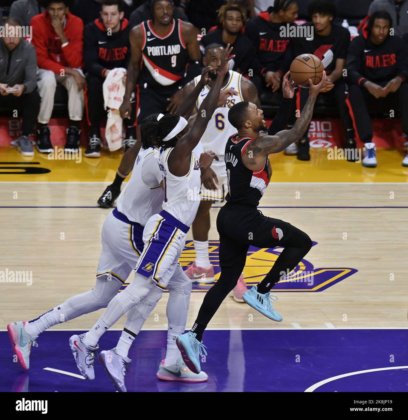 Los Angeles, Usa. 23. Oktober 2022. Damian Lillard von Portland Trail Blazers punktet in der ersten Hälfte ihres NBA-Spiels in der Crypto.com Arena in Los Angeles am Sonntag, den 23. Oktober 2022, gegen Los Angeles Lakers. Foto von Jim Ruymen/UPI Credit: UPI/Alamy Live News Stockfoto