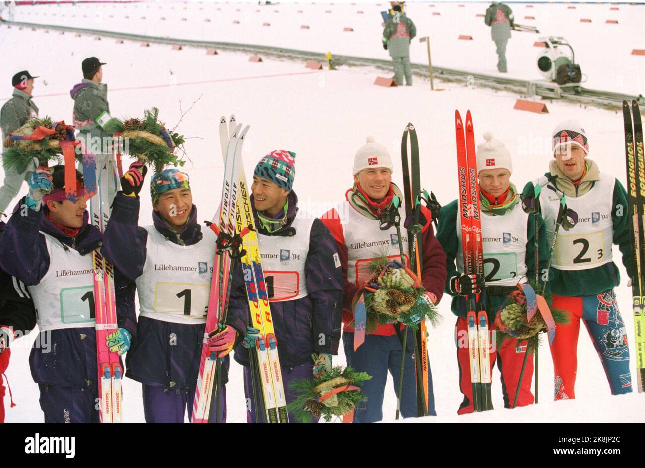 Olympische Winterspiele 19940224 in Lillehammer. Kombinierter Teamwettbewerb. Blumenzeremonie im Skistadion nach der Rinne. Von h. Das norwegische Team, das Silber holte. Von h. Fred Børre Lundberg Bjarte Engen Vik und Knut Tore Apeland. Und Japan, das Gold nahm. Von H: Takanori Kono, Kenji Ogiwara und Masashi Abe. Foto: Gunnar Lier / NTB Stockfoto