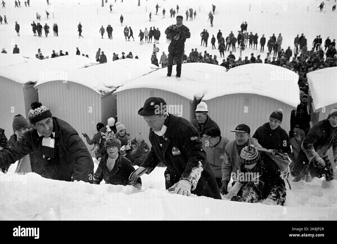 Oslo 19660223 WM in Holmenkollen 1966. Langlauf, 4 x 10 km. Staffel für Männer wie Norwegen gewonnen. Hier flüchtet ein lächerlicher Harald Grønningen (TV) durch die Schneebäume, um sich dem Publikum zu entziehen, das nach dem Sieg komplett vom Schacht ging. Foto: Current / NTB Stockfoto