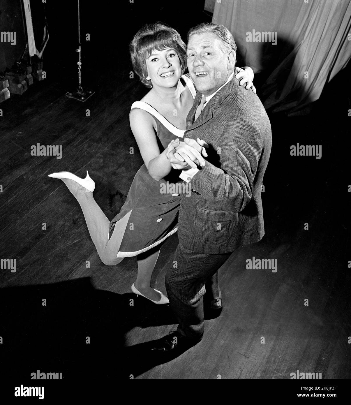 Oslo November 1966 die Rezension 'Bright Moments' im Chat Noir hat anlässlich der Vorstellung 100. eine Party. Hier die Schauspieler Sølvi Wang und Arve Opsahl in einem fröhlichen Tanz am Abend. Foto: Aage Storløkken / Aktuell / NTB Stockfoto