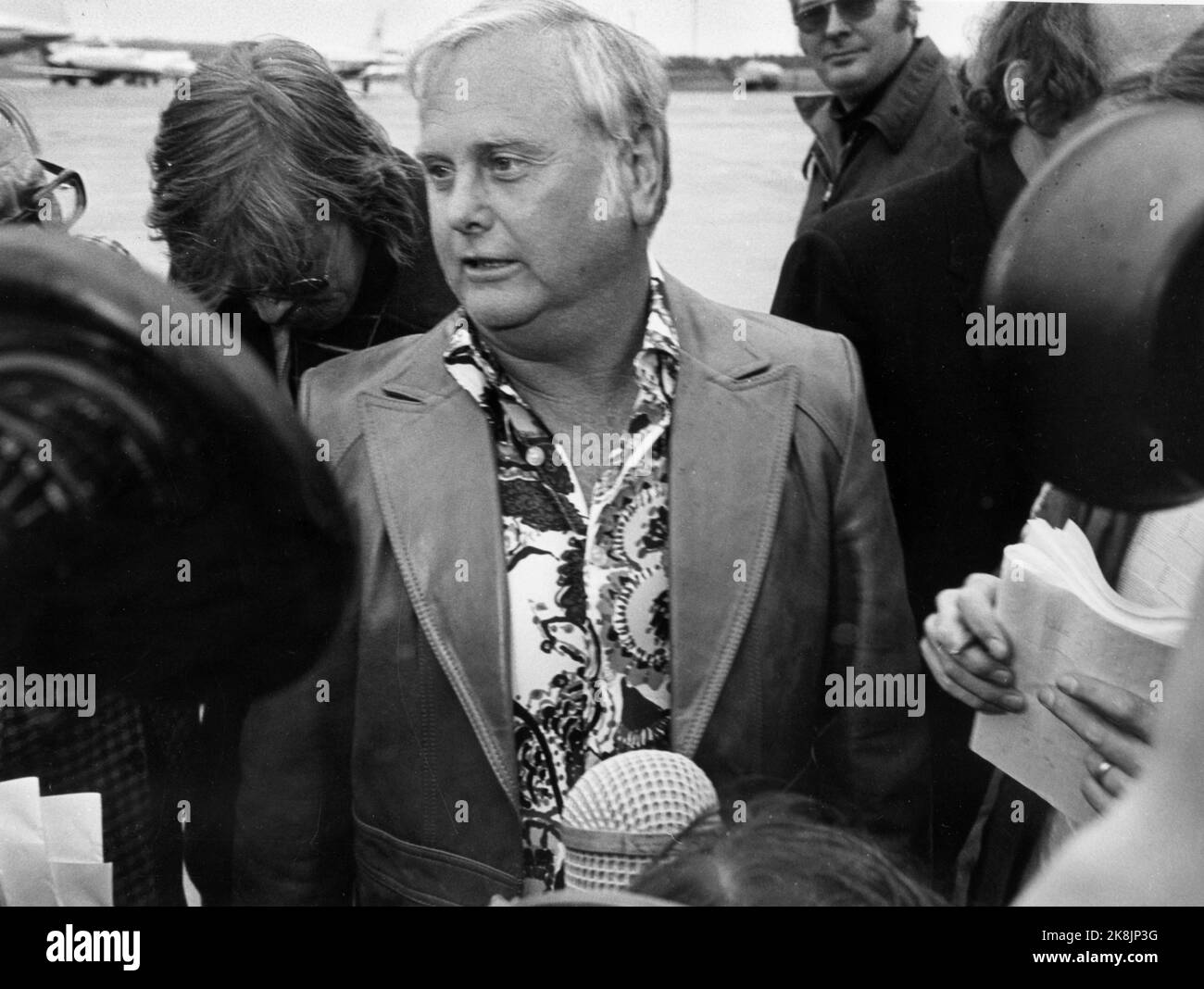 Nordsee 19770424. Weht auf der Bravo-Plattform auf dem Ekofisk-Feld. Der Ölexperte Boots Hansen wurde aus den Vereinigten Staaten abgeholt, um den Blowout zu stoppen. Hier spricht Hansen mit der Presse. Foto: NTB / NTB Stockfoto