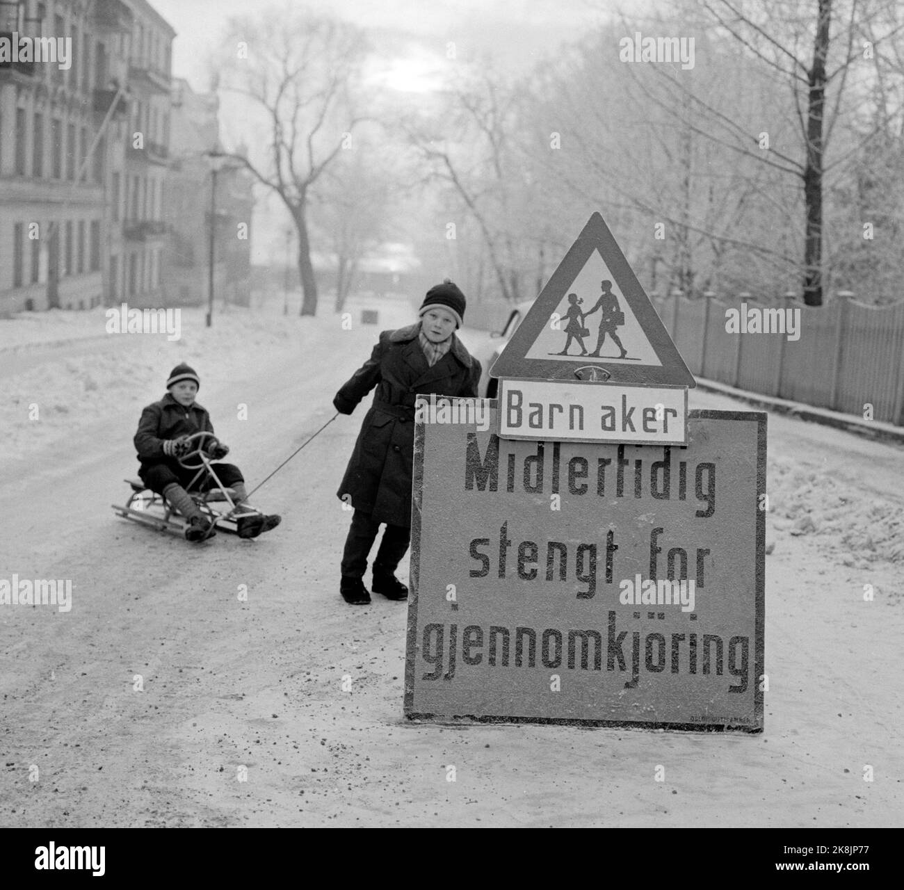 Oslo, um 1950 Leiv Eriksons Tor, jedoch für den Autoverkehr wegen Kindern wie Aker geschlossen. Schilder mit Kindern Aker, und zwei Kinder mit Lenkrad im Hintergrund. Foto: Picture Center / NTB Stockfoto