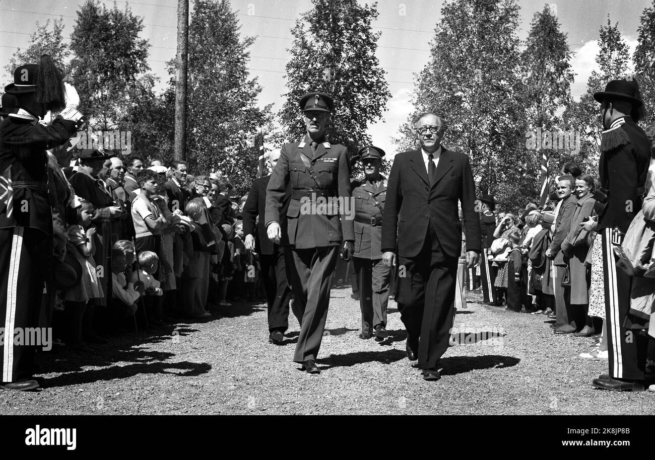 Elverum 11. Juni 1950. Die Enthüllung des Denkmals / bauta über das Nein von König Haakon VII. Zur deutschen Besatzungsmacht während des Krieges. Das Bild zeigt, wie König Haakon zusammen mit Elverums Bürgermeister Otto Ødegård in der bautagrube eintrifft. Hinter dem Kronprinz wurde Olav erblickt. (neg.11470 a) NTB-Archivfoto Stockfoto