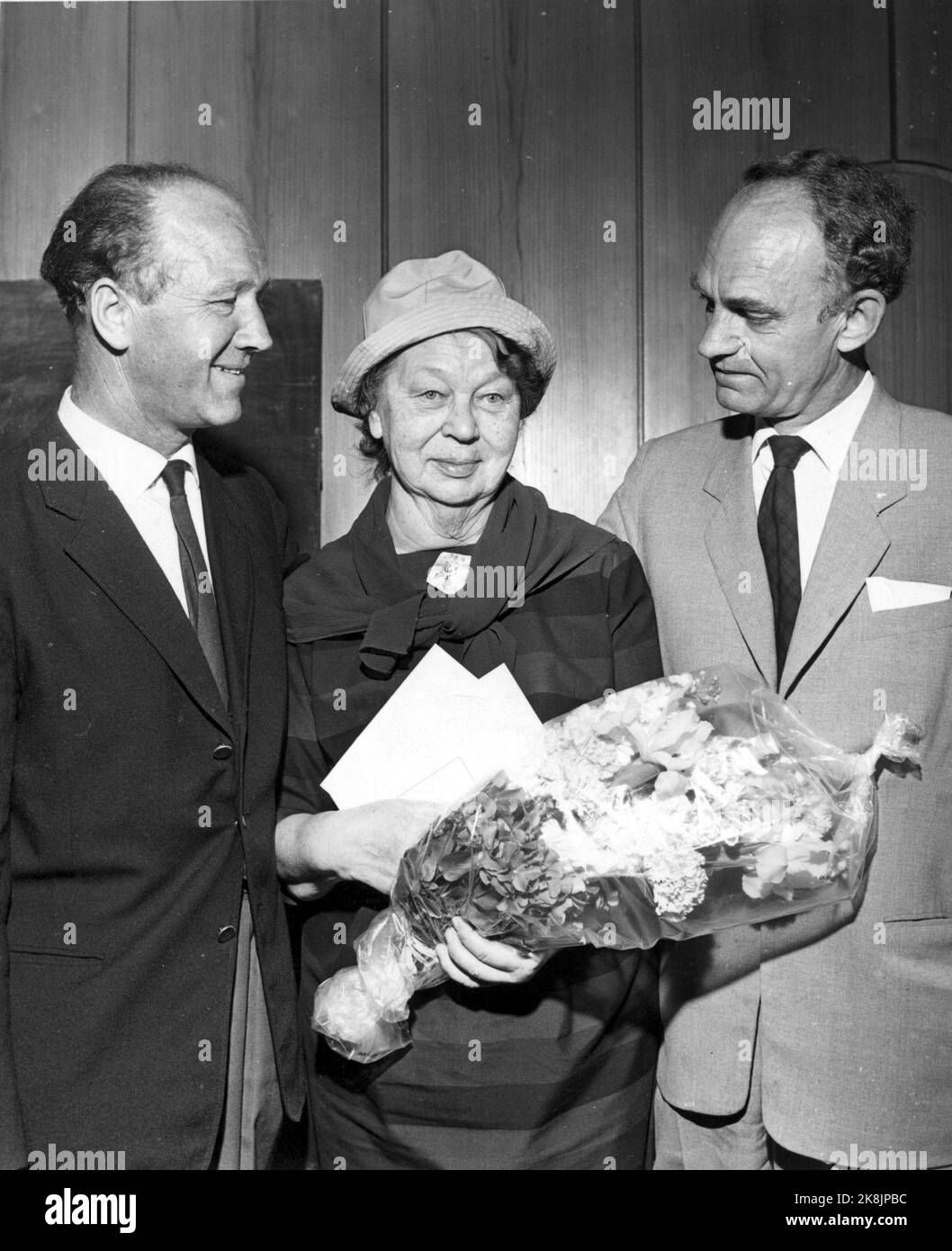 Oslo, 31. Mai 1963. Auszeichnungen. Aslaug Vaa empfängt NRK ​​price die Wünsche des Wunsches. T.v. Hartvig Kiran. T.H. Arve Moen. Stockfoto