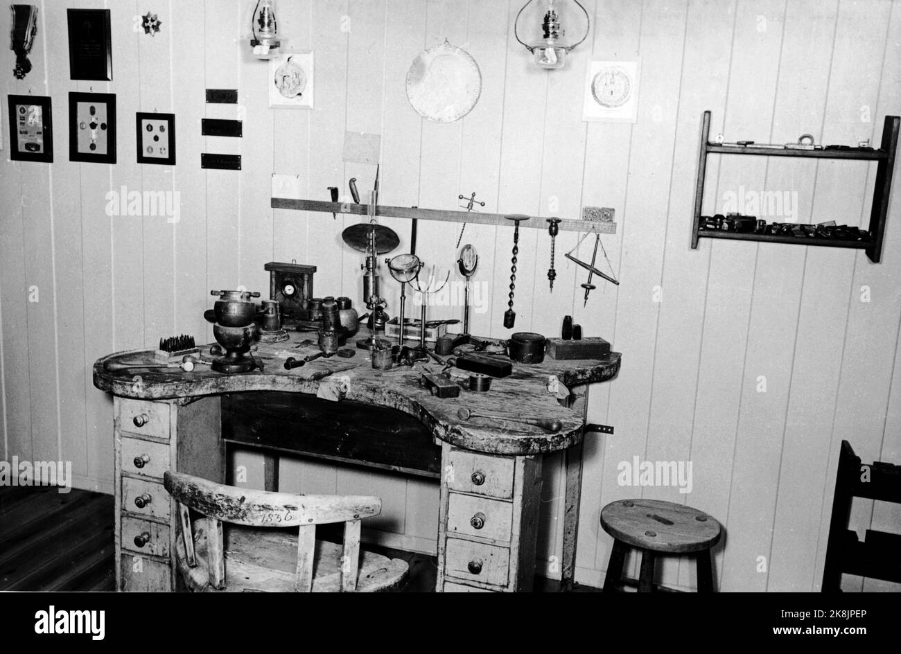 Lillehammer 19590608. Eröffnung der „alten Werkstätten“ in „Sandvigske Collections“ in Maihaugen. Hier ist eine Goldschmiedewerkstatt. Foto: NTB Stockfoto