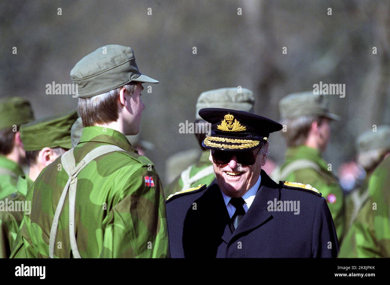 Drøbak, Oscarsborg, 9. April 1990. König Olav enthüllt eine Gedenkstätte für die gefallene Küstenartillerie in Oscarsborg. Premierminister Jan P. Syse ist ebenfalls anwesend und legt einen Kranz an der Gedenkstätte nieder. Hier inspiziert König Olav eine Kompany mit Soldaten. Foto: Agnte Brun / NTB / NTB Bild # 7 von 12. Stockfoto