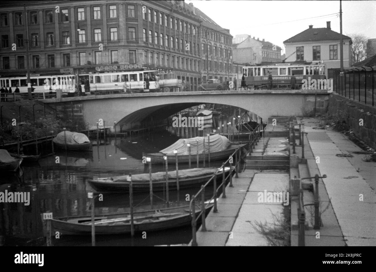 Oslo 19431028 Akerselva an der Vaterlandsbrücke. Boote im Fluss. Straßenbahnen auf der Brücke, einschließlich des Güterwagens von Oslo Sporveier (TH). Fracht. Foto: NTB / NTB Stockfoto Oslo 19431028 Akerselva an der Vaterlandsbrücke. Boote im Fluss. Straßenbahnen auf der Brücke, einschließlich des Güterwagens von Oslo Sporveier (TH). Fracht. Foto: NTB / NTB Stockfoto