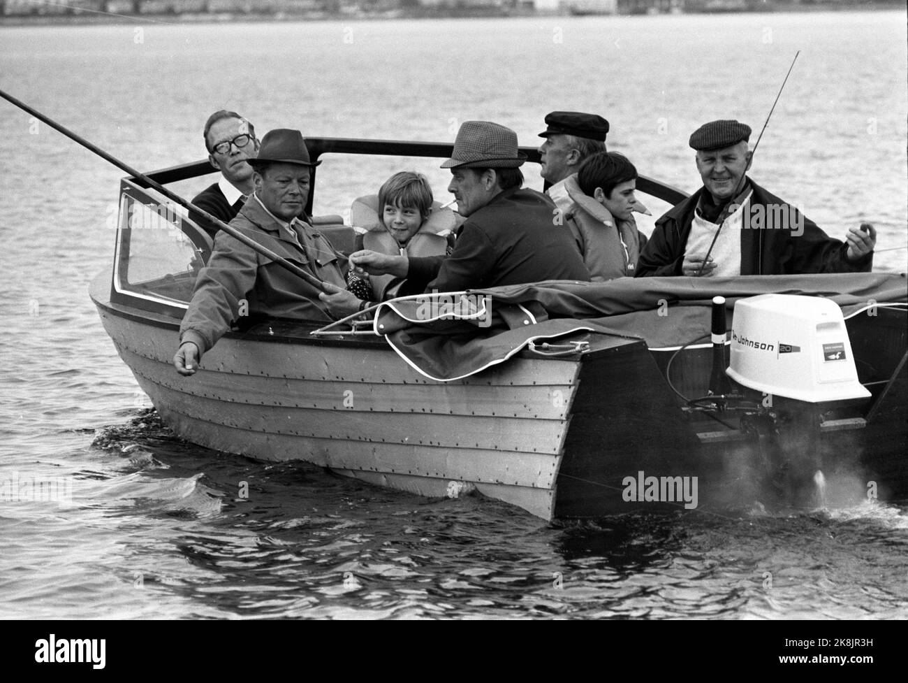 Hamar im Sommer 1970. Bundeskanzler Willy Brandt und Rut Brandt kauften 1965 in Vangsåsen eine Hütte in Hamar und verbringen hier ihre Sommerferien mit der Familie. Hier ist Willy Brandt mit der Familie auf einem Angelausflug auf Mjøsa, mit wechselndem Glück. Foto: Ivar Aaserud / Aktuell / NTB Stockfoto