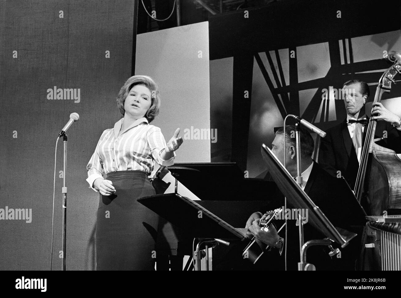 Oslo 19630210 Melodi Grand Prix, norwegisches Finale im Store Studio, im NRK in Marienlyst. Nora Brockstedt singt mit dem kleinen Orchester. Foto: Arild Hordnes / NTB / NTB Stockfoto