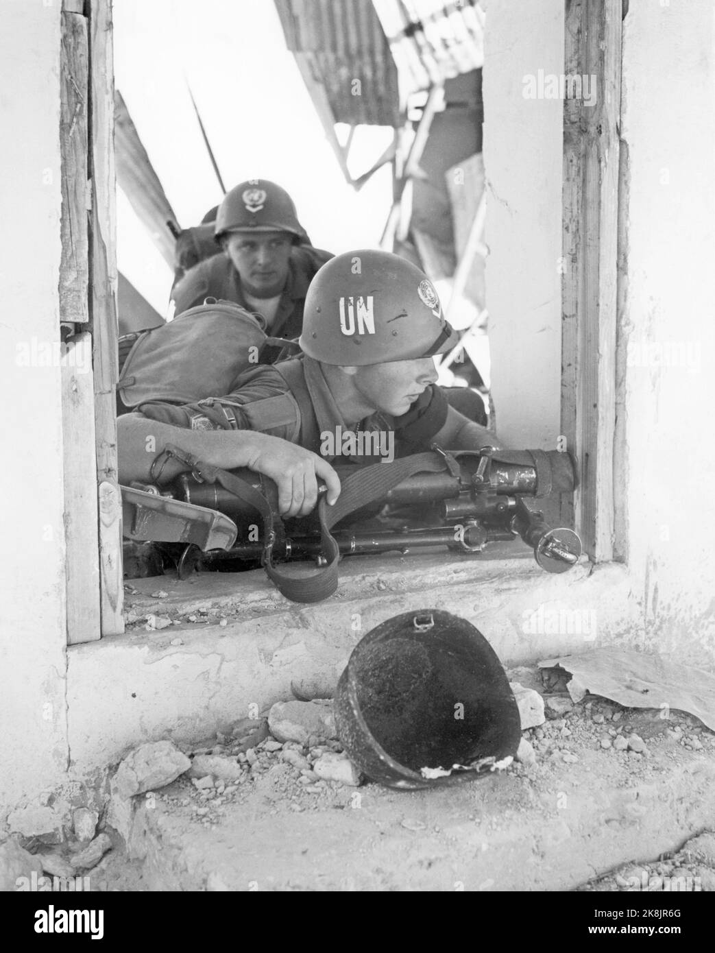 Ägypten 195702. Von 1957 bis 1967 wurden UN-Truppen auf dem Sinai eingesetzt, nachdem Israel den Sinai besetzt hatte (die Besatzung dauerte bis 1957). --- UN-Soldaten auf der Sinai-Halbinsel im Jahr 1957- un-Einsatztruppe auf der sinai-Halbinsel. Internationale UN-Truppen folgten dem israelischen Rückzug, und UN-Truppen wurden in der Sinai-Wüste eingesetzt, oft in der Nähe israelischer Stellungen. Bild: Bohrmaschine von 1. Bombenanschlägen aus KP. A. Huitfeldt. Die Ruinen sind Überreste ägyptischer Militäreinrichtungen, die die israelischen Streitkräfte vor dem Rückzug in die Stadt sprengten. Foto: Sverre A. Børretzen / Aktuell / NTB Stockfoto